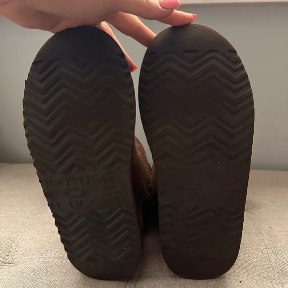UGG Women’s/Big Kid Classic Short in Chocolate Brown - Picture 5 of 5